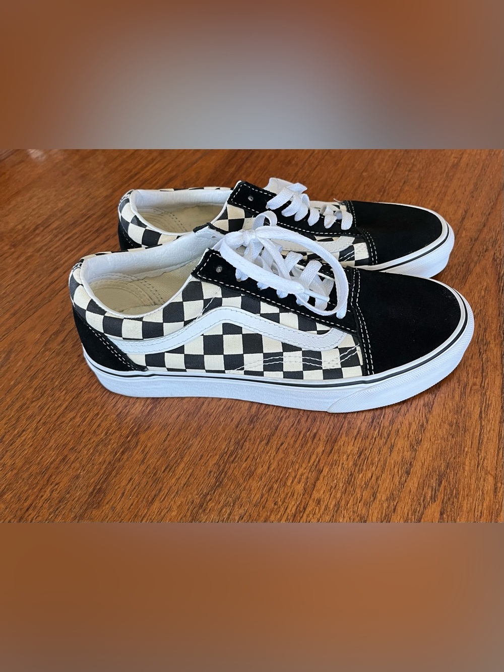 VANS Old Skool Checkerboard Shoe. Women’s size 7.5 Men’s size 6 EUC sneakers!